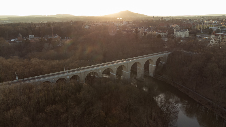 Auf der deutschen Seite (r.) der Neißebrücke fehlen Strommasten und Fahrdraht.