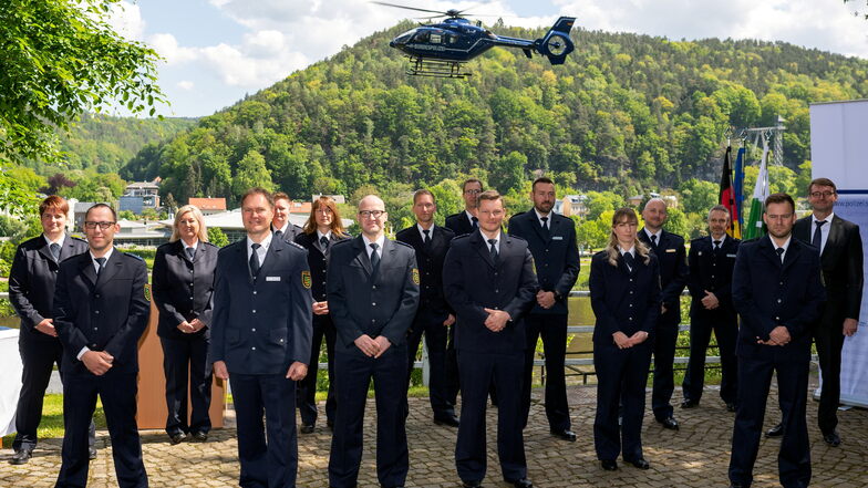 Gruppenbild mit Hubschrauber: Sachsens Innenminister Roland Wöller (re.) mit Polizisten in Bad Schandau.