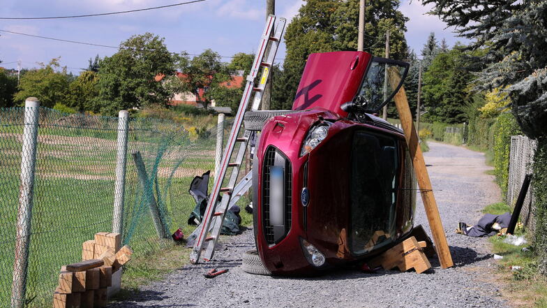Eine 81-jährige Fahrerin eines Ford Fiesta kam auf dem Neuen Weg in Weinböhla aus noch unbekannten Gründen von der Fahrbahn ab und kollidierte mit einem Zaunpfahl. Dabei kippte der Kleinwagen auf die Fahrerseite.