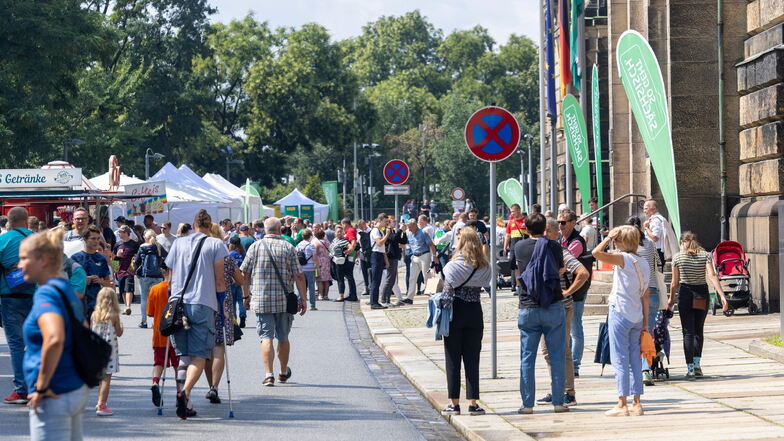 Tausende Menschen besuchten das Fest im Regierungsviertel in Dresden...