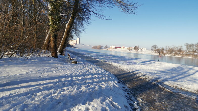 Eine winterliche Impression aus dem Riesaer Stadtpark, hinten das Muskator-Gelände, auf dem rechten Elbufer Promnitz.