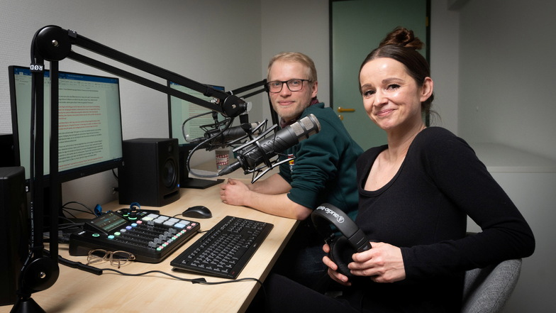 Ihre Pflege-Podcasts produzieren Katja Metz und Lorenz Nitsche längst nicht mehr mit dem Handy daheim. Am Städtischen Klinikum haben sie inzwischen ein eigenes Studio mit professioneller Technik.