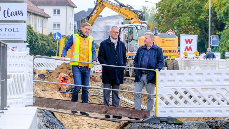 Oliver Lange vom Tiefbauamt, Landrat Ralf Hänsel und Oberbürgermeister Bert Wendsche beim Gemeindebesuch auf der Baustelle Meißner Straße.