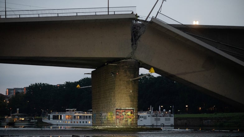 Das Brückenstück ist aus bisher unklarer Ursache eingestürzt.