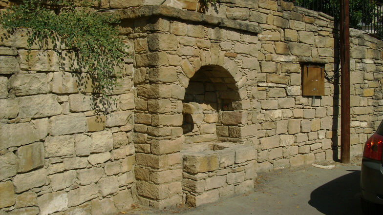 So sieht ein Tochni-Brunnen aus, wie es einige in Zypern gibt.