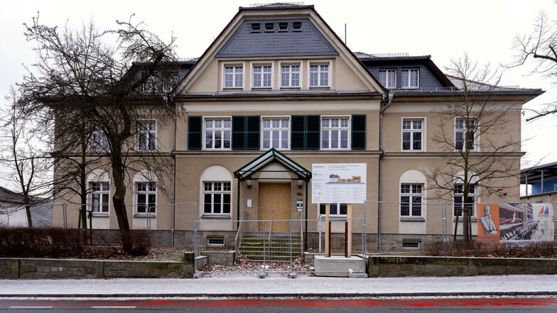 In das ursprünglich als Eisenbahnverwaltungsamt errichtete Gebäude an der Tzschirnerstraße in Bautzen, das zuletzt vom Straßenverkehrsamt genutzt wurde, soll in einigen Jahren die Kreismusikschule einziehen. Vorher muss es saniert und umgebaut werden.