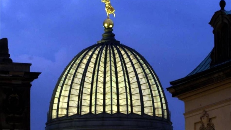 Nach der Restauration der Kuppel auf der Kunstakademie in Dresden wird die Zitronenpresse von innen angestrahlt.