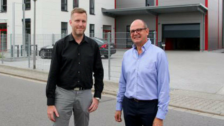 Meditech Sachsen hat seinen Sitz in Pulsnitz. Die Geschäftsführer Karsten Leonhard (l.) und Maik Lange freuen sich über die neueste Auszeichnung.