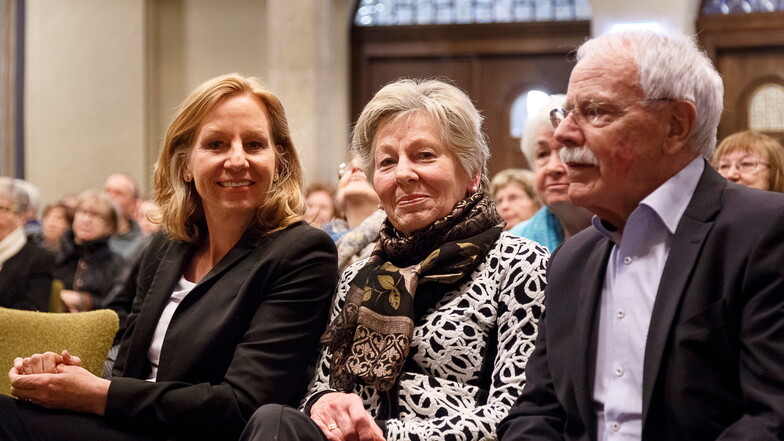 2017 war Patricia Schlesinger (l.) mit ihren Eltern (daneben) und ihrem Ehemann bereits zu einer Lesung in der Görlitzer Synagoge. Gerhard Spörl, ihr Ehemann, veröffentlichte damals ein Buch über das Leben ihres Großvaters während des Dritten Reiches.