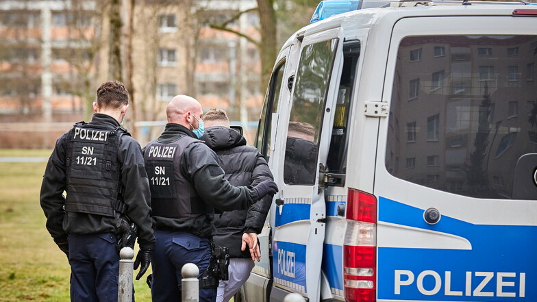 Nach einem Drogenfund wird ein 23-Jähriger in Pirna-Copitz festgenommen.