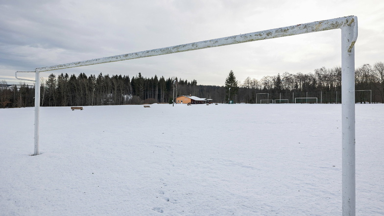 Die Netze sind abgehängt, der Sportplatz auf der Hennersdorfer "Alm" ist seit über einem Jahr gesperrt. Es fehlt am Geld für eine Wasserleitung.