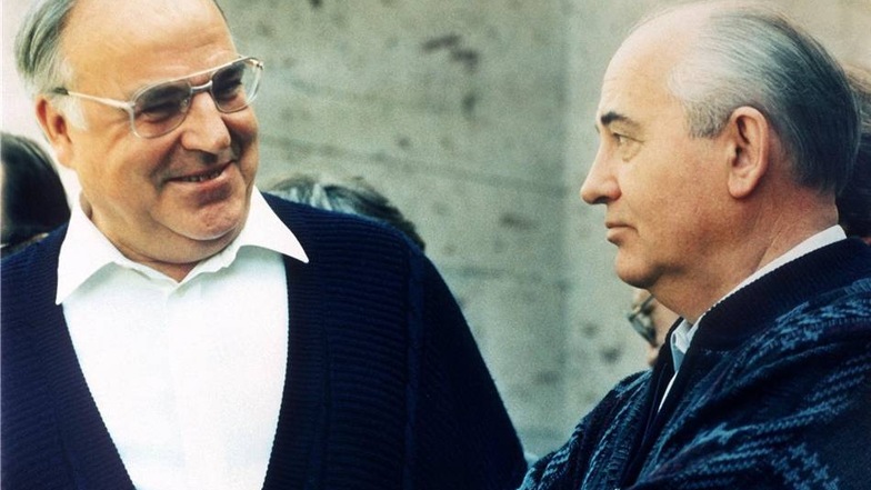 Helmut Kohl (l) im Gepräch mit Michail Gorbatschow im Juli 1990.