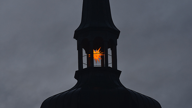 Der Stern mit stolzen 1,30 Meter Durchmesser im Turm der Johanneskirche wurde am Samstag montiert. Er leuchtet bis Lichtmess, also dem Ende der Epiphaniaszeit, und somit 2021 bis zum letzten Januarwochenende.