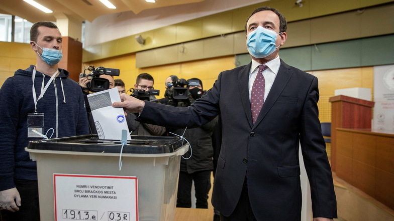 Der spätere Wahlsieger Albin Kurti bei der Stimmenabgabe zur Parlamentswahl.