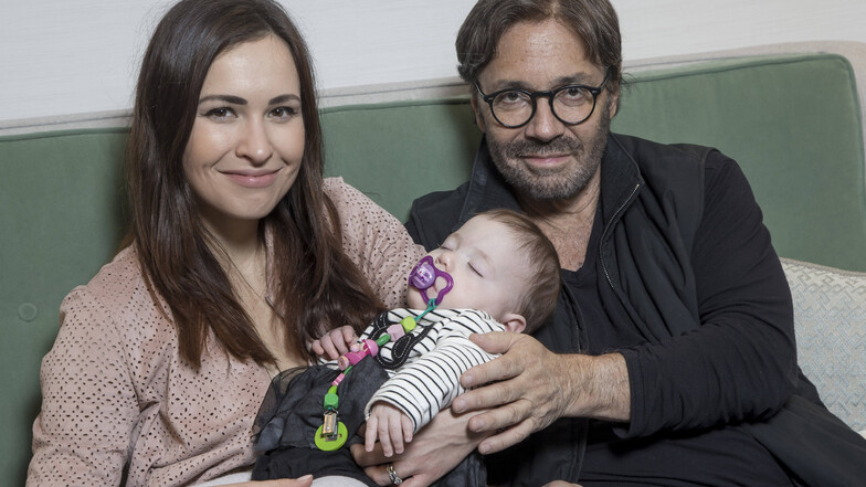 Al Di Meola mit seiner aus Sachsen stammenden Frau Stephanie und der gemeinsamen Tochter Ava Olivia. Sie wurde in Rabenstein geboren.