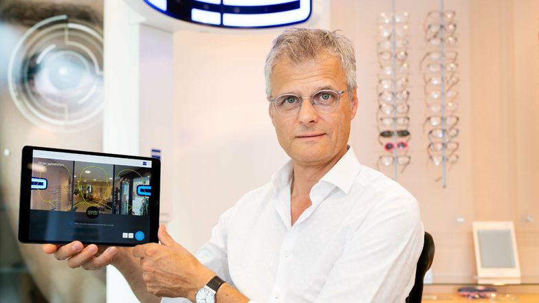 Michael Plüschke zeigt ein hochmodernes Zentriergerät. Es verfügt über neun Kameras. Genutzt wird es unter anderem, um Brillengläser einzuschleifen und Kunden zu ermöglichen, verschiedene Brillenfassungen digital zu vergleichen.