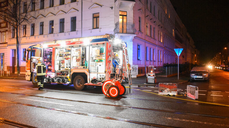 Mehrere Feuerwehrleute mussten am Samstagabend nach Leipzig-Gohlis ausrücken. Dort brannte es in der obersten Etage eines Mehrfamilienhauses.