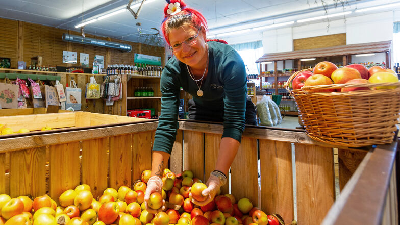 Johanne Caroline Beeg verkauft Äpfel im Hofladen des Guts Pesterwitz.