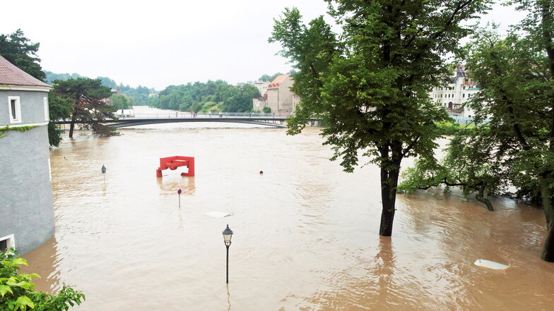 Neiße-Hochwasser 2010 in Görlitz. Von der Uferstraße, die zwischen der Bastei links und dem roten Kunstwerk verläuft, war nichts mehr zu sehen. Das soll sich nicht wiederholen.