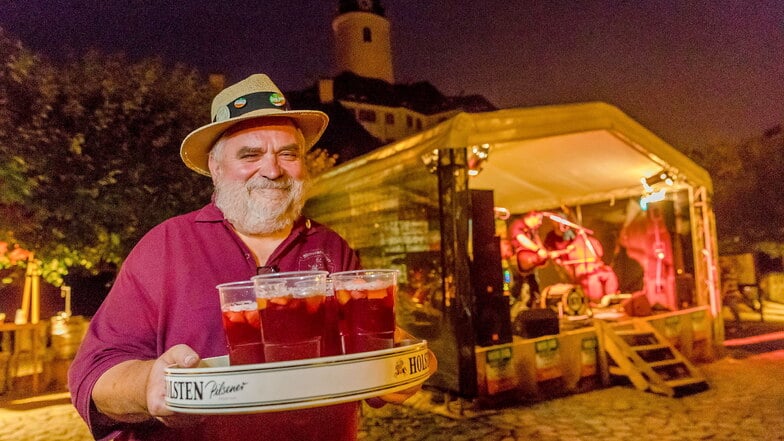 Claus Przyborowski serviert beim Irish Folk auf Schloss Weesenstein keine Bierbowle mehr, doch die Musik begeistert nach wie vor.