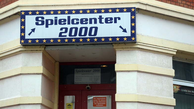 Das „Spielcenter 2000“ an der Ecke Pestalozzistraße/Goethestraße steht eigentlich zu nah an der Pestalozzischule, um öffnen zu dürfen. Doch dagegen hat die Betreiberin geklagt.