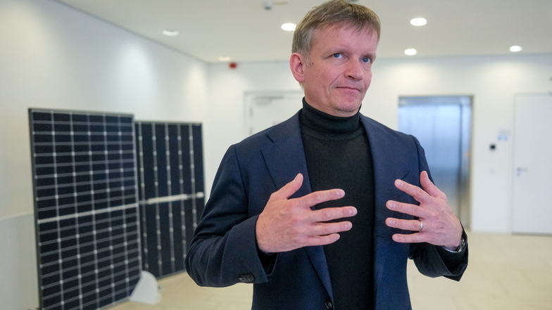 Gunter Erfurt, Vorstand des Solarunternehmens Meyer Burger, spricht im Foyer des Werks in Freiberg. Er kündigt an, die Produktion im März zu stoppen.
