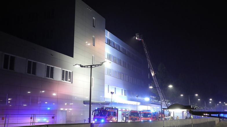 Die Feuerwehr brachte am Simmelgebäude eine Leiter in Stellung, um das Dach zu kontrollieren.