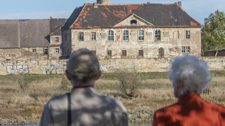 Kein schöner Anblick: Schloss Promnitz mit mehreren Graffiti-„Kunstwerken“. Wer einen Sprayer beobachtet, darf ihn auch festhalten - zumindest unter gewissen Umständen.