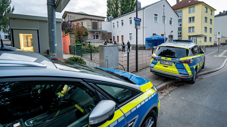 Polizeifahrzeuge sind vor der Synagoge in Hagen weiterhin präsent.