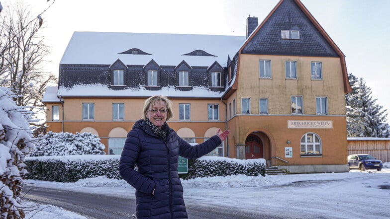 Steinigtwolmsdorfs Bürgermeisterin Kathrin Gessel (CDU) freut sich, dass in diesem Jahr mit Fördermitteln die Mauern des Dorfgemeinschaftshauses in Weifa trockengelegt werden können.