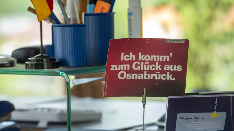 Augenzwinkerndes Stoßgebet im Büro: Die Menschen in André Hesses Geburtsstadt galten laut einer Umfrage von 2003 als die glücklichsten Deutschen.