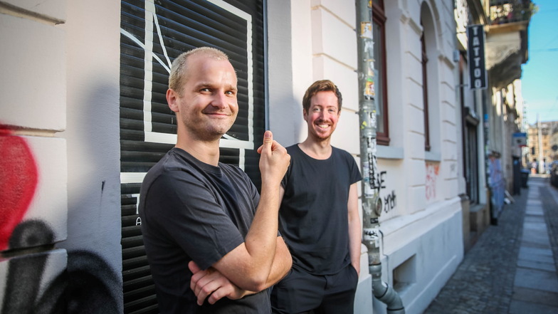 Björn Helget und Nils Heinrich (v.l.) laden in ihren Theaterraum an der Rothenburger Straße ein. Die nächsten Vorstellungen gibt es noch im September.