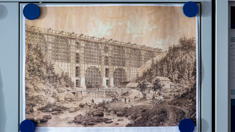 Vor über 170 Jahren sah es hier genauso aus wie heute, wie diese Lithografie von der Elstertalbrücke aus dem Jahr 1850 zeigt.