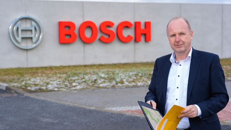Ralf Strothteicher vor dem neuen Bosch-Werk in Dresden-Rähnitz. Der Geschäftsführer der Stadtentwässerung unternimmt mit seinem Team viel, damit die Mikroelektronikindustrie im Dresdner Norden gute Abwasser-Anschlüsse bekommt.