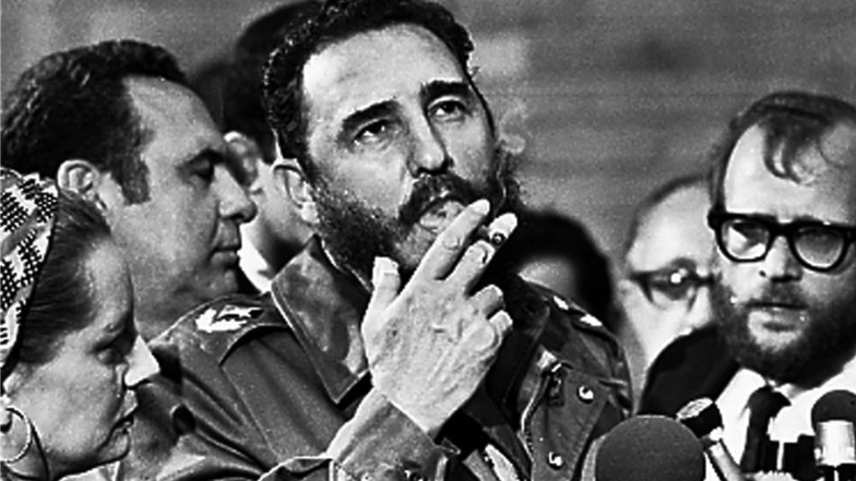 1975:  Castro raucht eine Zigarre beim Besuch des U.S. Senators Charles McGovern.