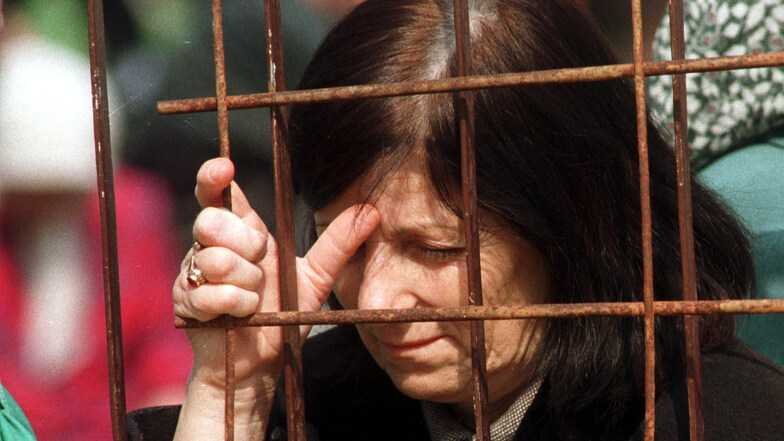 März 1999: Eine Kosovo-Albanerin nach ihrer Flucht vor den Kämpfen in ihrer Heimat ist sichtlich gezeichnet vom Leid des Krieges.