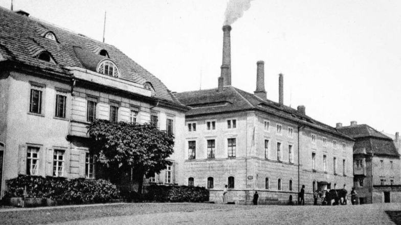 Der Theaterplatz in Löbau hat bisher alle Aktionen zur Umbenennung von Straßen überstanden. Er erhielt seinen Namen einst nach den Theatervorführungen im dortigen Gewandhaus. Die Ansichtskarte aus der Zeit um 1900 zeigt die Villa Reichel mit dem Sudhaus.