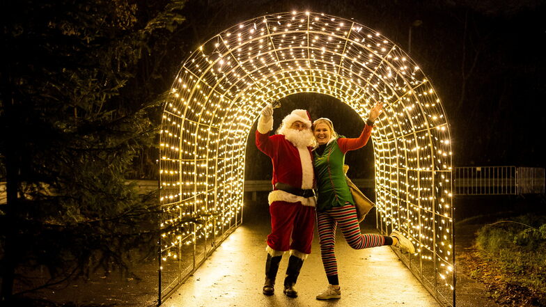 Mit etwas Glück trifft man sogar den Weihnachtsmann im Lichterwald.