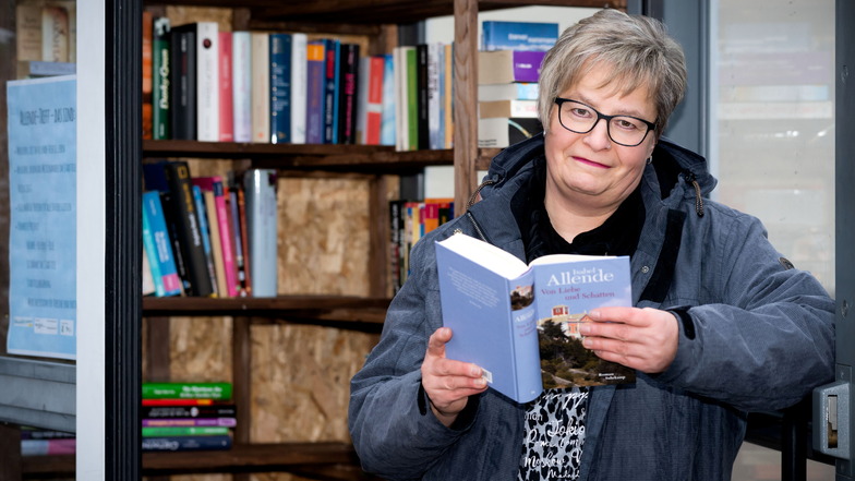 In der neuen Bücherzelle im Bautzener Allendeviertel können Anwohner Bücher ausleihen, tauschen, einfach mitnehmen oder welche dazustellen. Alle Genres sind willkommen, sagt Andrea Kubank vom Allendetreff.