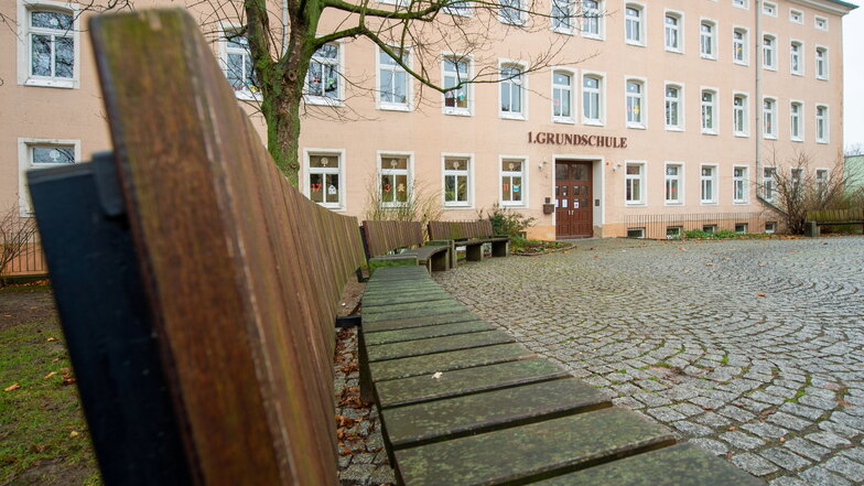Die 1. Grundschule auf der Franz-Schubert-Allee entspricht nicht mehr den Anforderungen. Wie es dort weitergeht, wird Gegenstand von Beratungen im Stadtrat sein müssen.
