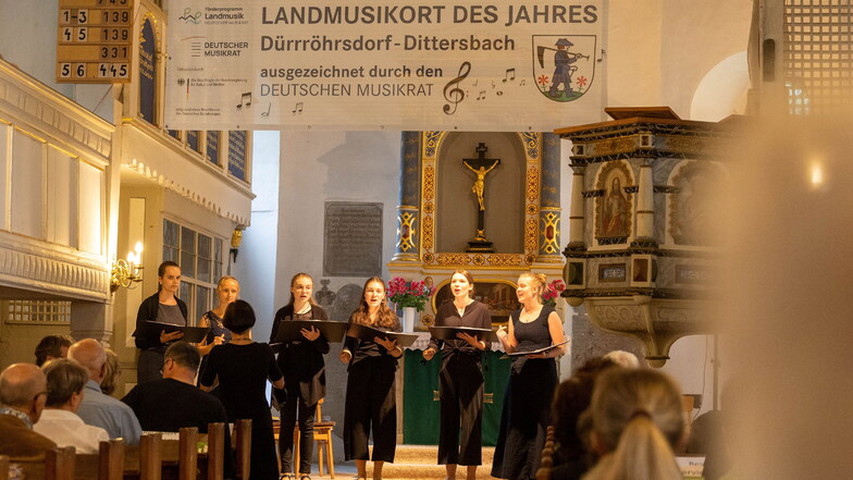 Kantorin Gudrun Strohhäcker dirigiert den Jugendchor beim Konzert in der Kirche Dittersbach.