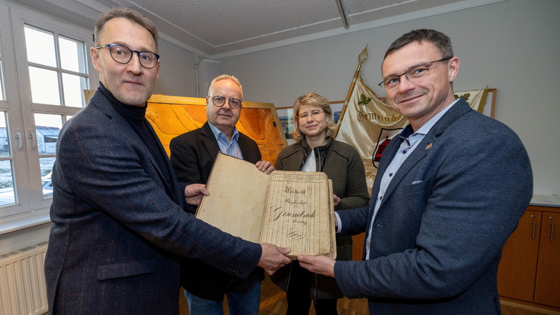 Bereits am 9. Februar feierten Heimatforscher Norbert Demarczyk und Ortschef Steffen Fache zusammen mit der Kesselsdorfer Ortschefin Sandra Mende und Bürgermeister Ralf Rother (von links) die Ersterwähnung vor  800 Jahren.