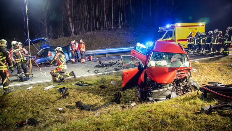 Zwei Menschen Sterben Bei Schwerem Autounfall Im Erzgebirge Sächsischede 0128