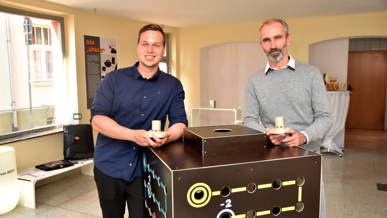 Steven Finke und René Teinze im neuen Testladen in der Kirchstraße 8. In den Händen halten sie jeweils einen der Kugelwürfel. Links im Hintergrund ist Finkes modulares Taschensystem zu sehen.
