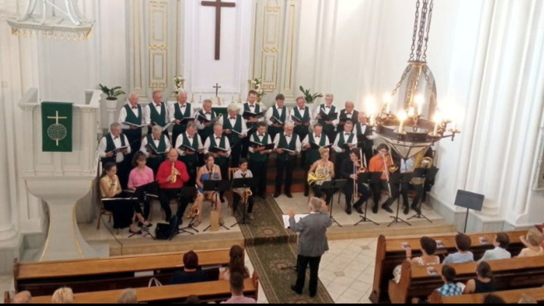 Der Männerchor Großenhain-Reinersdorf mit ungarischen Musikschülern beim Auftritt in der Kirche.