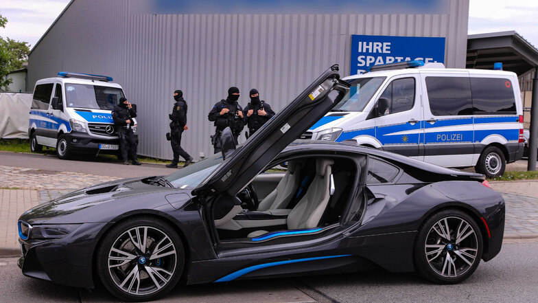 Unter anderem diesen BMW hat die Polizei sichergestellt.