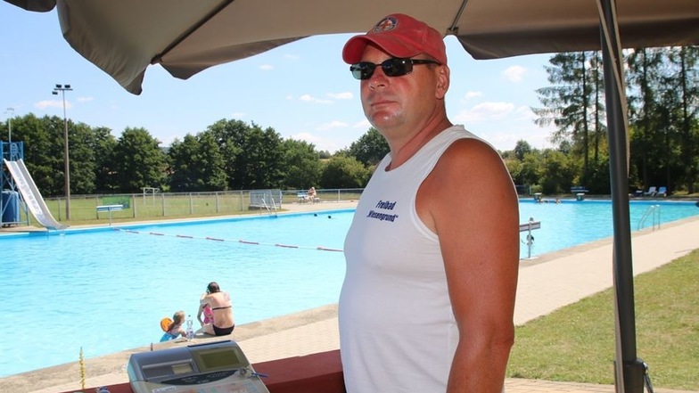 Schwimmmeister Silvio Berger hat im Bischheimer Bad jetzt viel zu tun.