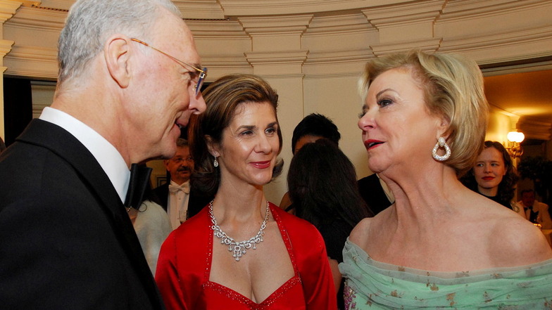 Beim Semperopernball im Januar 2007 erhält Franz Beckenbauer, hier im Gespräch mit den Bertelsmann-Frauen Brigitte und Liz Mohn, den Sächsischen Dankesorden.