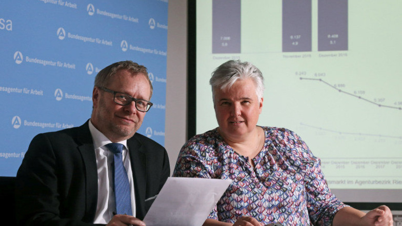 Arbeitsagentur-Chefin Petra Schlüter und Enrico Münch, stellvertretender Leiter des Jobcenters im Kreis, blicken regelmäßig auf die Arbeitslosenzahlen. Künftig dürften sie wieder etwas steigen.