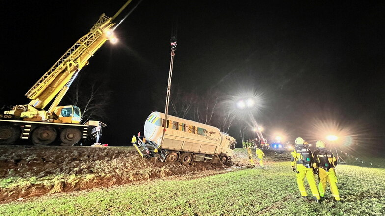 Ein Tanklaster kam am Donnerstag am Karrenberg bei Neustadt von der Fahrbahn ab, der Fahrer wurde dabei verletzt. Die Bergung des Gefahrgut-Lkw erwies sich als schwierig.